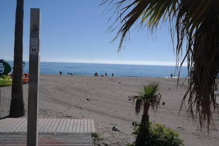 Apartamento En Primera Linea De Playa ネルハ エクステリア 写真